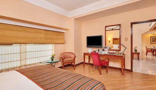 Executive Suite with 20% Discount on Food and Beverage and Spa and 10% Discount on Laundry service