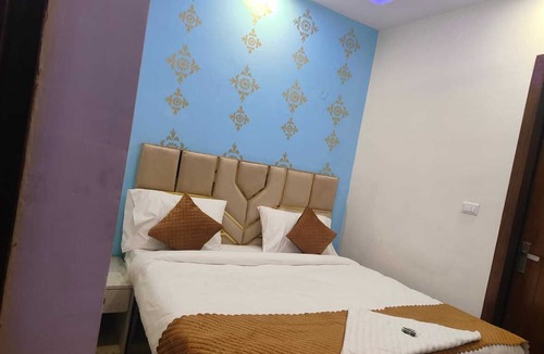 Kalkaji Hotel | Roomshala 061 NK Residency