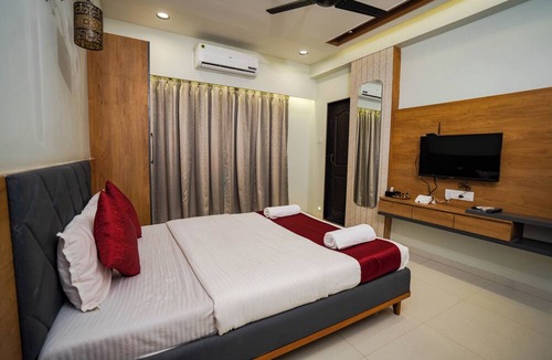 Chendhare Hotel | Lotus The Lake view Resort