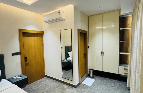 Serilingampally Hotel | Shreshtam Apart Hotel Kondapur