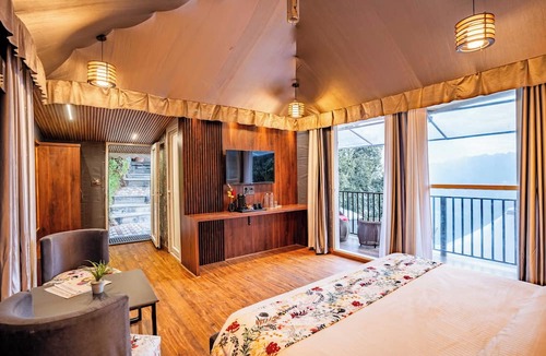 Mallital Hotel | The Whispering Oaks