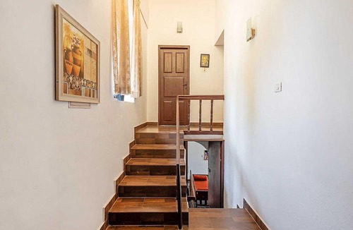 Changanacherry House | Dancenter Lakshmipuram Palace by Checkin