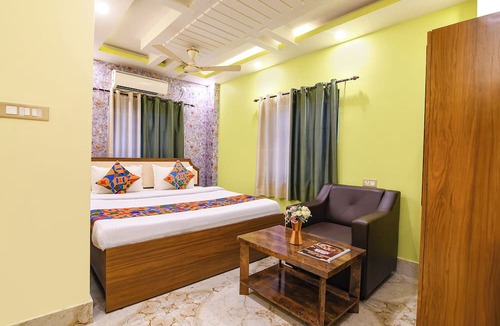 Madanpur Hotel | FabHotel Leechi Lodging & Fooding - Nr. AIIMS