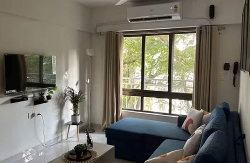 Santacruz Apartment | URBAN PAUSE, 2BHK Apt near BKC,airport&NMACC