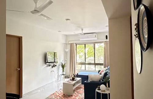Santacruz Apartment | URBAN PAUSE, 2BHK Apt near BKC,airport&NMACC