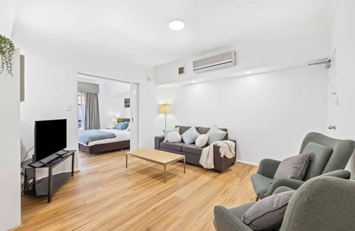 Northbridge Apartment | Bargain Apt Near RAC Arena w/Pool
