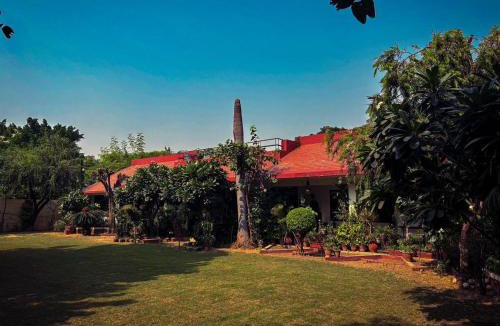 Sainik Farm Villa | Art House by 8MH - Peaceful Escape in Sainik Farms