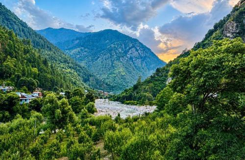 Banjar Hotel | Tirthan Wood , a river view cottage