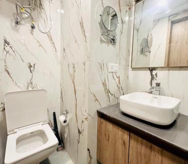 Jaypee Greens Apartment | Luxury 5star Flat, Urgent Check-in Available!