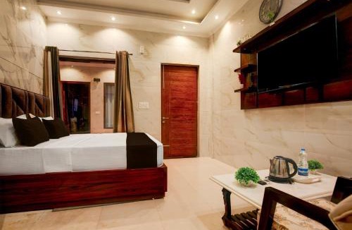 Kishangarh Hotel | Super Townhouse by OYO Chandigarh Near PEC-PGI-PU Formerly Hotel Paradise