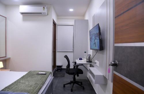 Serilingampally Apartment | Yendluri's- QueenBed Room-24 Kondapur, Gachibowli