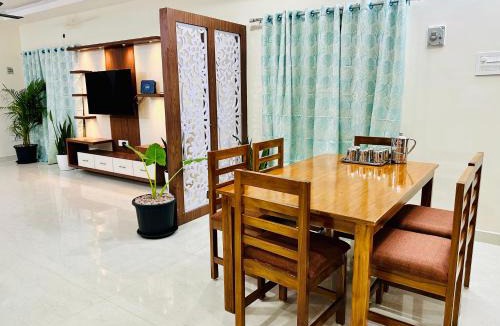 Tirupati Apartment | TrueLife Majestic Suites - 3BHK Large Signature Apartments - PS4 Veg Restaurant - On the way to Balaji Temple - Modular Kitchen - Large Hall, Super fast WiFi, Smart TV, 250 Jio Channel - Easy access to all Temples - Parking - Top service with lots of Love