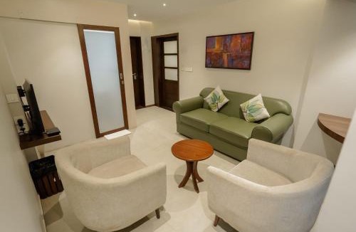 Perintalmanna Hotel | Woodbine Foliage