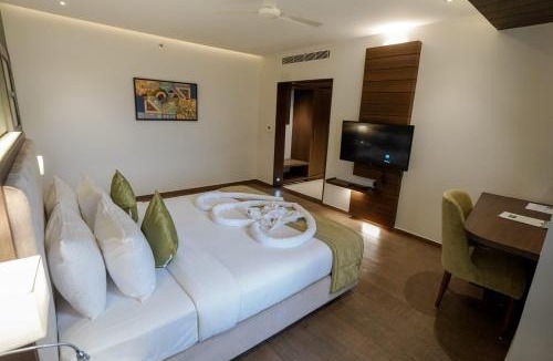 Perintalmanna Hotel | Woodbine Foliage