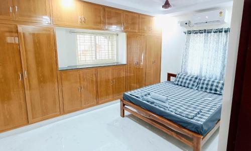 Tirupati Apartment | TrueLife - Chinmai Nivas - Breakfast Included - Modern 2BHK homes for families - Tirumala Mountain View - Fast WiFi - Many restaurants nearby - Hall, AC bedrooms, Modular Kitchen - Android TV - 250 Jio Channels - Top Service with lots of Love