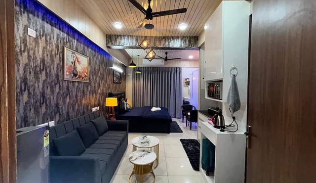 Spacious 1bhk for 6 Guests King & Sofa Beds Zirakpur,chandigarh,mohali,tricity