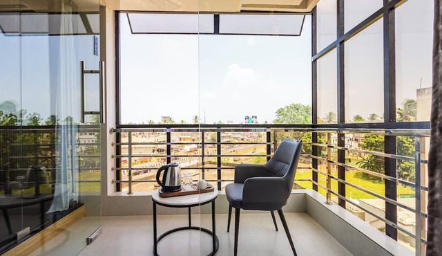 CVR'S HOTEL GLASS BIRD