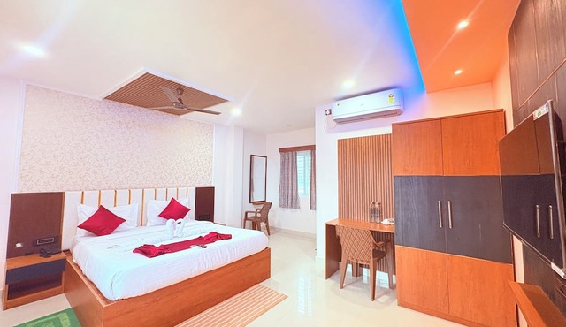 Puri Hotel Shri Sudama on Seven Hills Rd