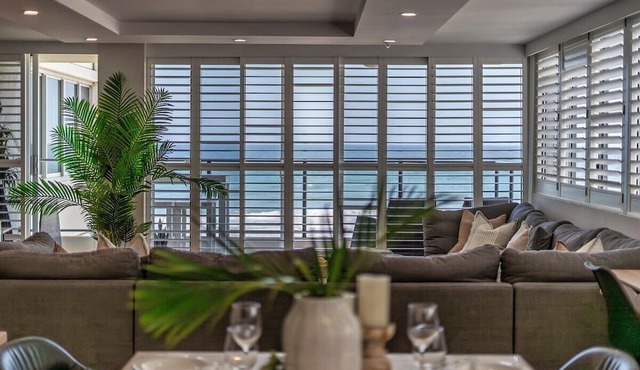 Absolute Beachfront 3BR Apartment | Pool, Spa, Tennis & Ocean Views in Surfers Paradise