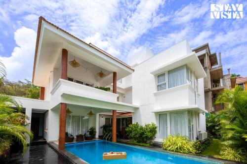 StayVista at Villa Luxo with Pool & BBQ