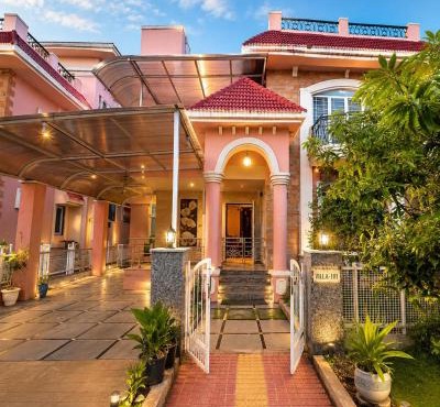 Grand 5BR Villa with 5 Ensuite Baths near Airport