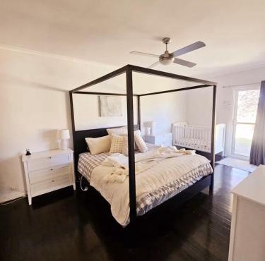 Trawalla Farm Stays - Entire House and Large Pool Bar - Perfect for Groups in Bywong