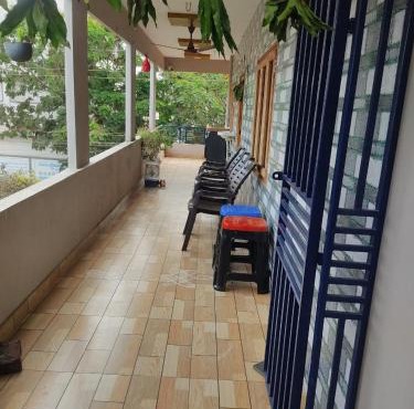 Yerramsetti Vaari Homestay, Full 3BHK, AC Rooms , Kitchen Access Self Cooking