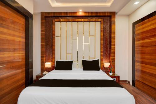 Super OYO Townhouse Oak CSJMU Kanpur Formerly Shree Dev Villa