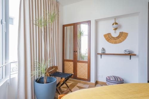 El Volar by The Blue Kite - 2BHK, 5 Mins to Casino & 10 Mins to Candolim Beach with Big common Pool, Fully Equipped Kitchen, 24x7 Security, WiFi